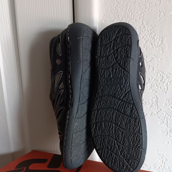 NEW In Box   Womens PROPET Navy Shoe with Cutouts. - Picture 3 of 5